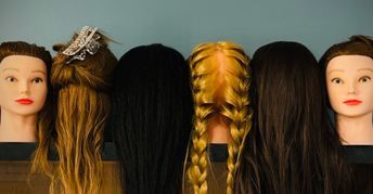 美容・化粧品トレーニング:マネキンを使ったヘアスタイリング技術の 美容・化粧品トレーニング:マネキンを使ったヘアスタイリング技術の